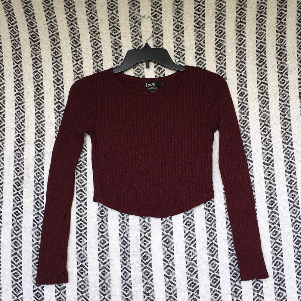 •Cropped long sleeve shirt•